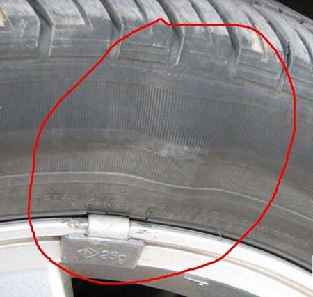 轮胎侧面发生鼓包，与侧壁被扎一样，不可再用