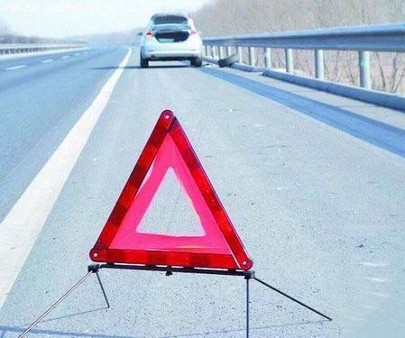 放置三角警示牌，防止二次车祸